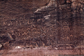 Гид утверждает, что этим рисункам больше 1000 лет. На самом деле это предприимчивые бедуины выбивают наскальные рисунки для доверчивых туристов. Древние рисунки тоже есть, но их мало и они в труднодоступных местах.