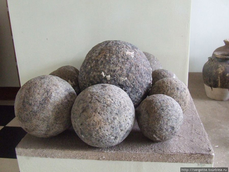 Каменные шары. Не понял к какому времени они относятся Пуэрто-Принсеса, остров Палаван, Филиппины