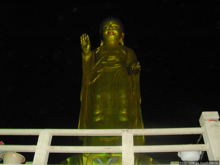 Возле холма Зайсан статуя молодого Будды Шакьямуни (с учетом постамента составляет 23 метра).