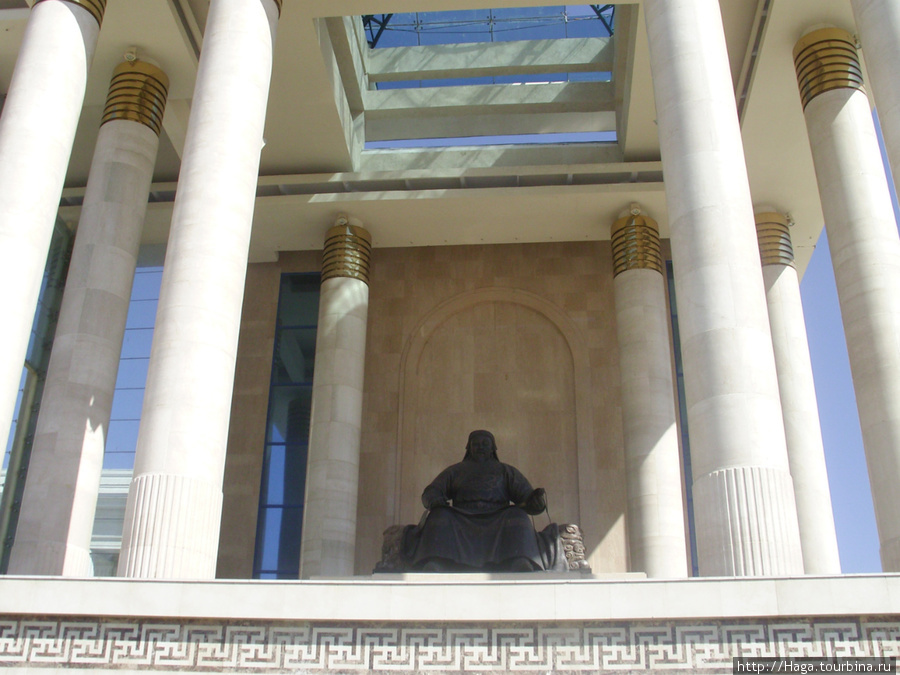 Памятник Чингисхану.