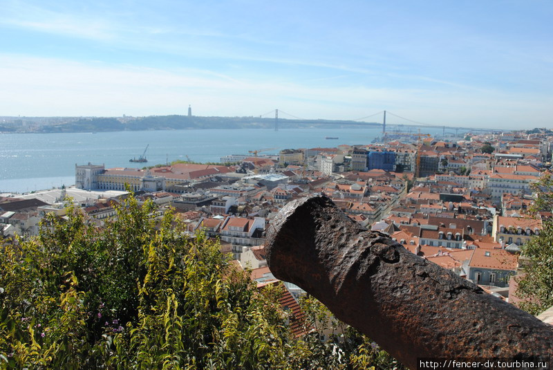 Вдалеке — статуя Иисуса и мост 25 Апреля Лиссабон, Португалия
