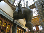 В огромном торговом центре такая большая статуя-пародия — святой Вацлав на перевернутом коне.