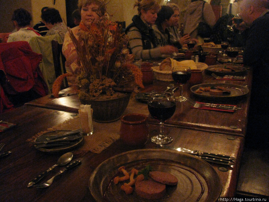 Ужин в замковом ресторане в атмосфере средневековья, развлекательная программа с музыкантами, танцорами, огненным шоу. Прага, Чехия