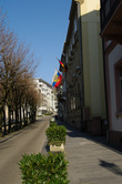 Русский флаг в центре города на фасаде здания где расположен музей Фаберже