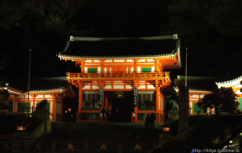 Главные ворота храма с ночной подсветкой Киото, Япония