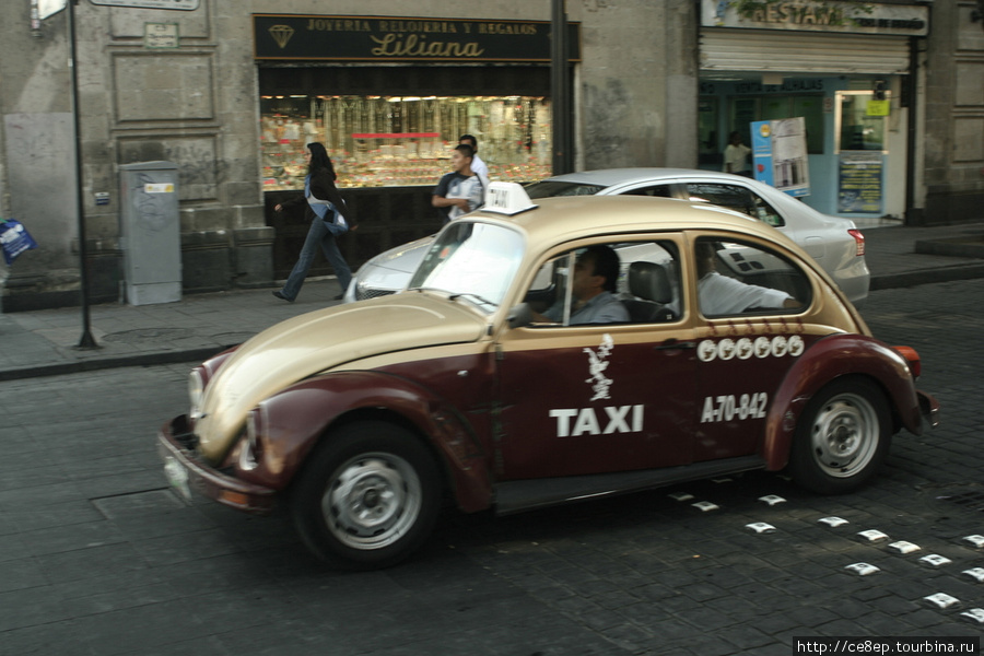 Легендарный Фольксваген Жук — один из символов Мексики и Мехико в частности, нигде больше не найти такое обилие этих автомобилей. Данный Жук является такси, с характерной таксисткой окраской принятой в Мехико. Мехико, Мексика