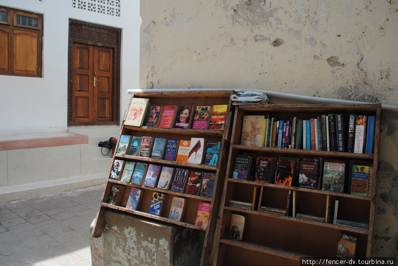 Книжные развалы. Несложно заметить Дьявол носит Прада Остров Занзибар, Танзания