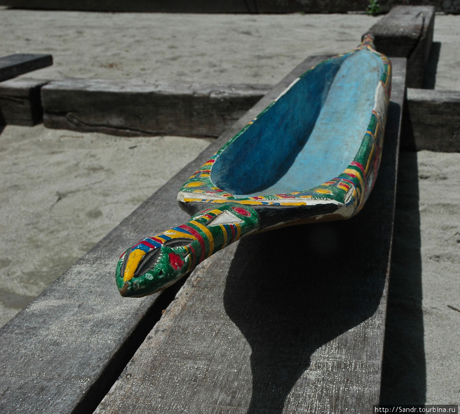 По лагуне люди перемещаются на традиционных каноэ без аутриг (без крыльев). На них они и рыбачат. Причём в Сизано это делают в основном женщины, потому что только они способны балансировать правильно. Ванимо, Папуа-Новая Гвинея