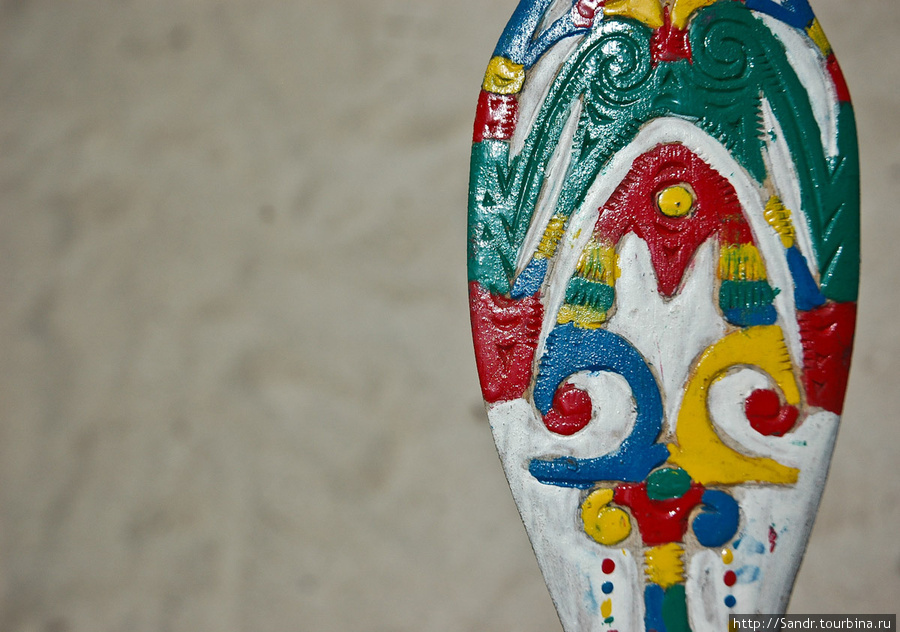 Декоративное весло. У каждого клана лагуны Сизано своя раскраска и резьба. Ванимо, Папуа-Новая Гвинея