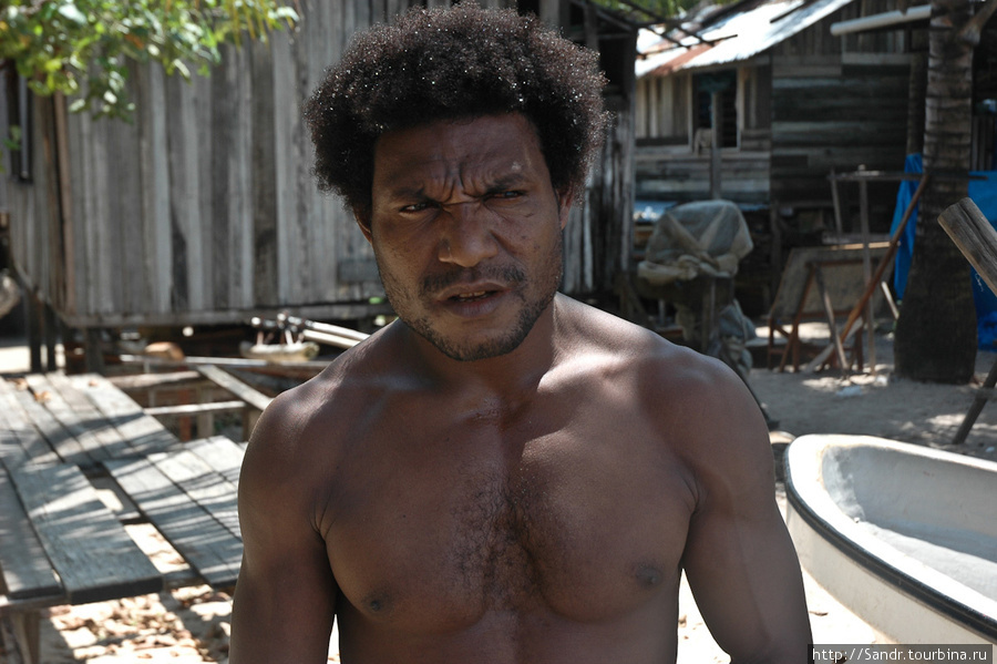 Ёханнес, в Варапу он был рыбаком. Здесь в Ванимо он теперь работает на объекте по заготовке леса. Но даже не смотря на наличие работы, каждую ночь он выходит на своём каноэ в море и ловит рыбу, которую утром будет есть его семья. Ванимо, Папуа-Новая Гвинея