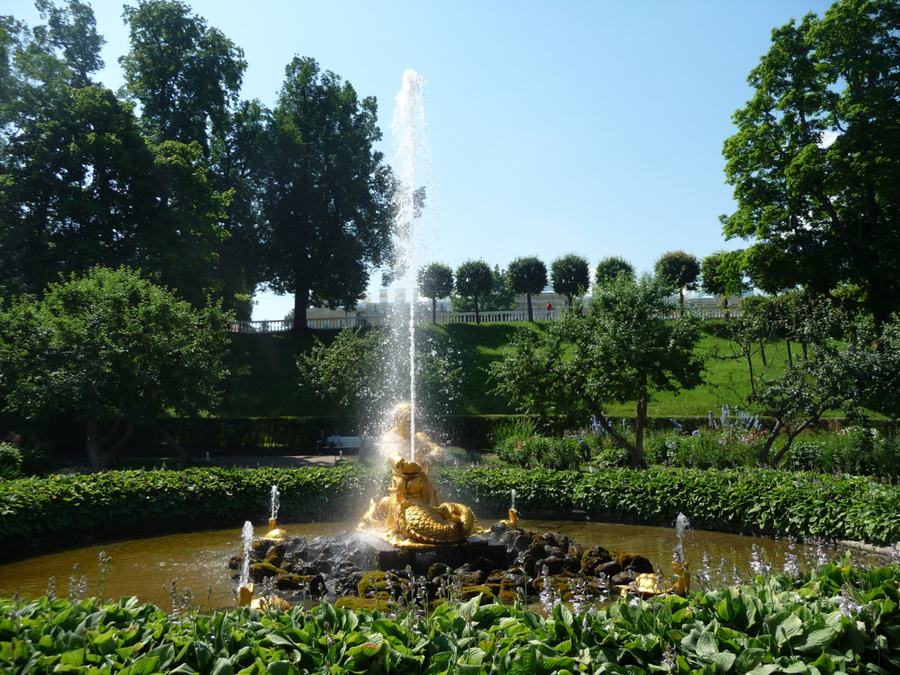 Фонтан Тритон в Оранжерейном саду. Использовался не только для красоты, но и как пруд для полива растений. Петергоф, Россия