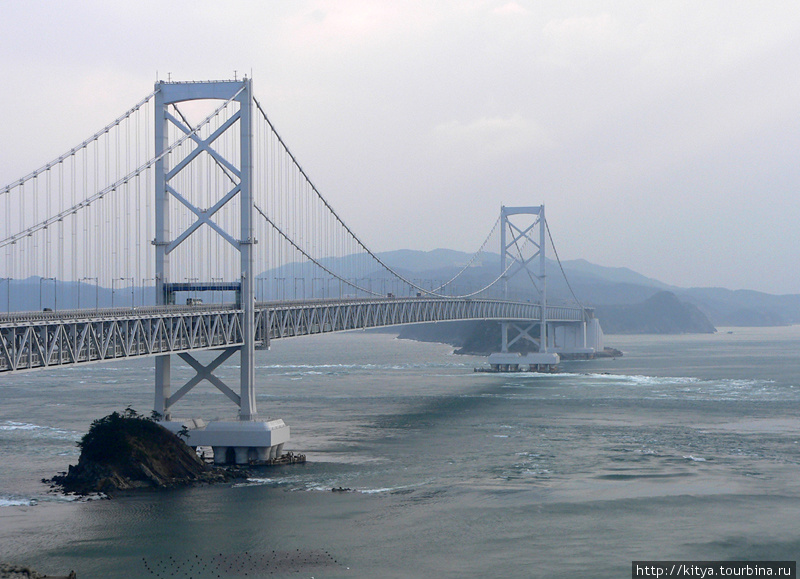 Большой мост Наруто соединяет острова Сикоку и Авадзи, и является частью дороги между городами Наруто и Кобэ. Это один из крупнейших в мире подвесных мостов. Наруто, Япония