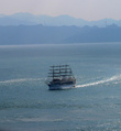 Туристический корабль в проливе