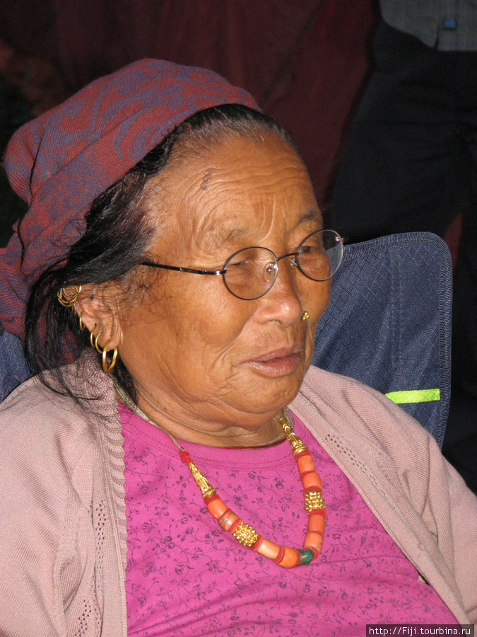 Это показатель благополучия — чем больше серег, тем больше денег. Этой женщине под 80, она одна из первых в Непале стала получать пенсию, которые ввели маоисты, будучи при власти. Пенсию в Непале начисляют с 75 лет, но большинство до 60 не доживает. Катманду, Непал