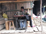 Таких картинок в Непале можно увидеть много — обшивают страну мужчины.