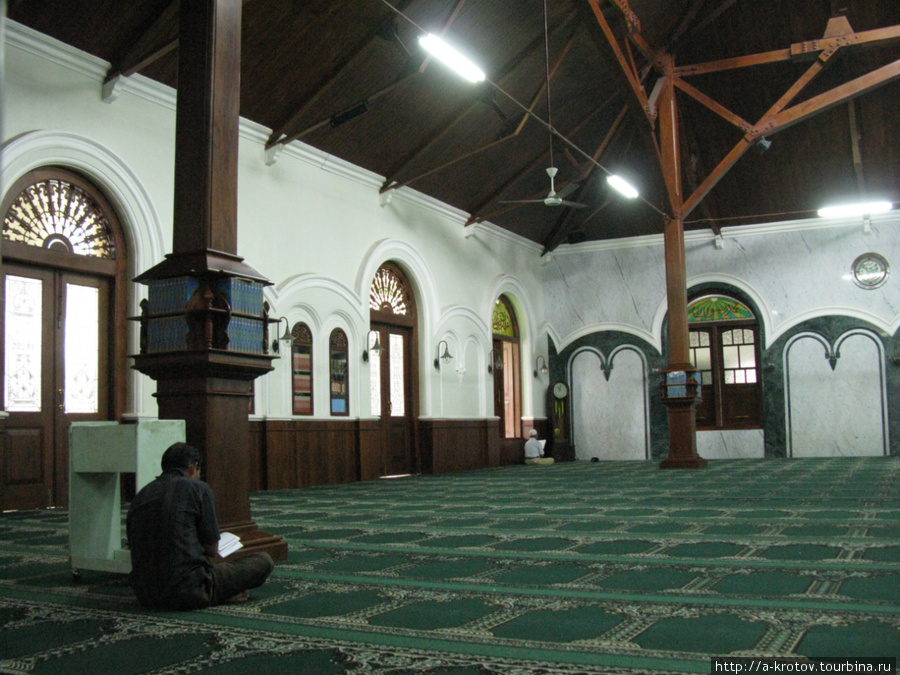 В основном молельном зале — когда нет молитвы — пусто, чисто, коврики Индонезия