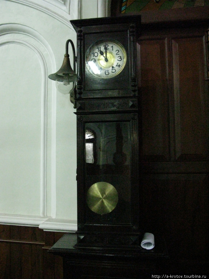 В мечетях обычно висит несколько часов Индонезия