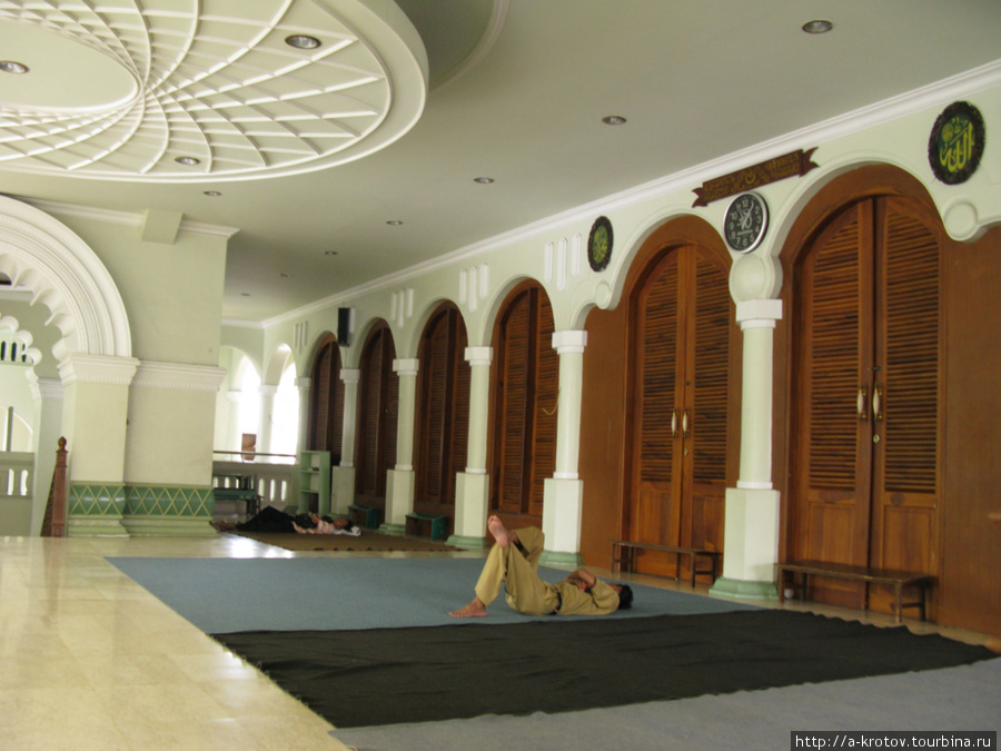 В некоторых мечетях (например, в этой) между молитвами можно найти спящих граждан Индонезия