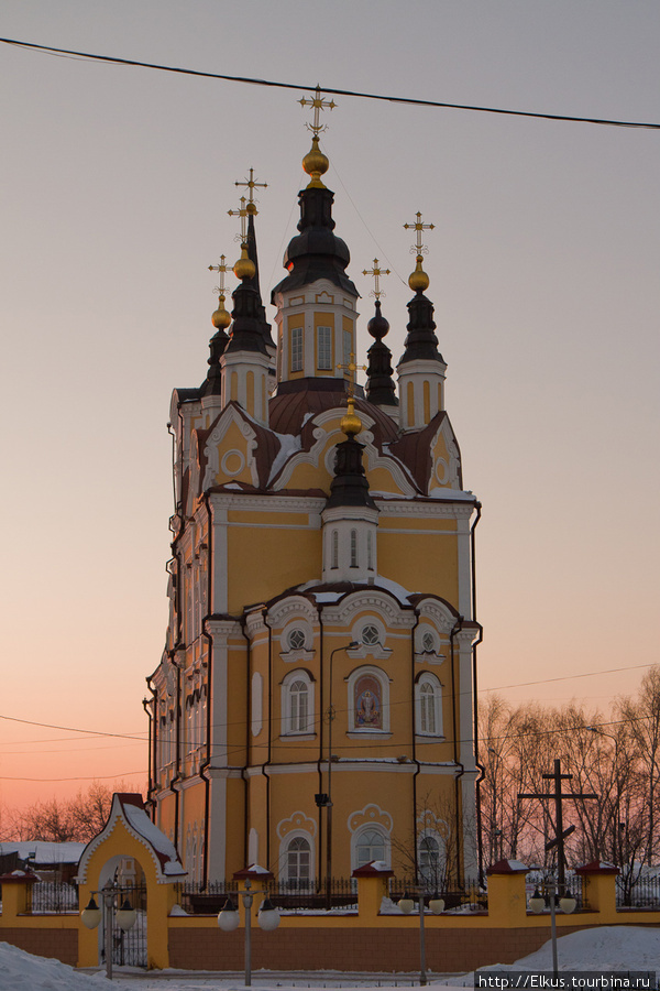 Воскресенская церковь построена в 1622 году из дерева. Двухэтажное каменное здание нынешнего храма было заложено 14 февраля 1789 года, сибирское барокко. Строили питерцы, на мой взгляд слишком вытянута. Томск, Россия