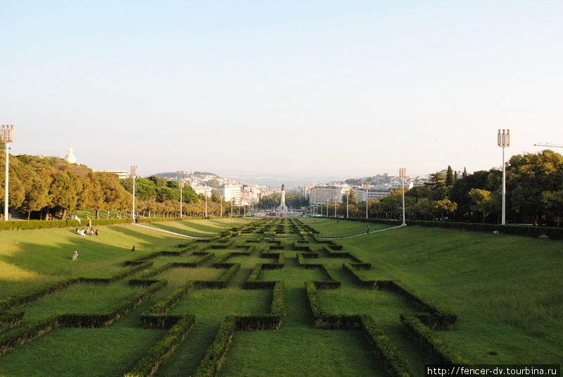 Вид на Маркус де Помбал с верхней точки парка Лиссабон, Португалия