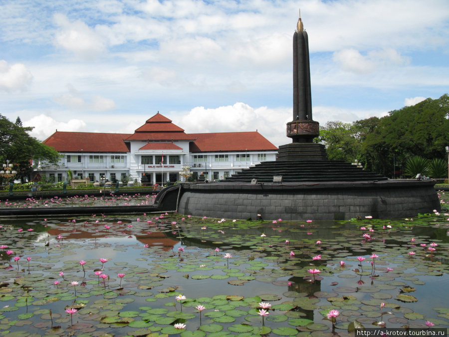 Главный Памятник Маланга, в честь независимости, как я понимаю... Маланг, Индонезия