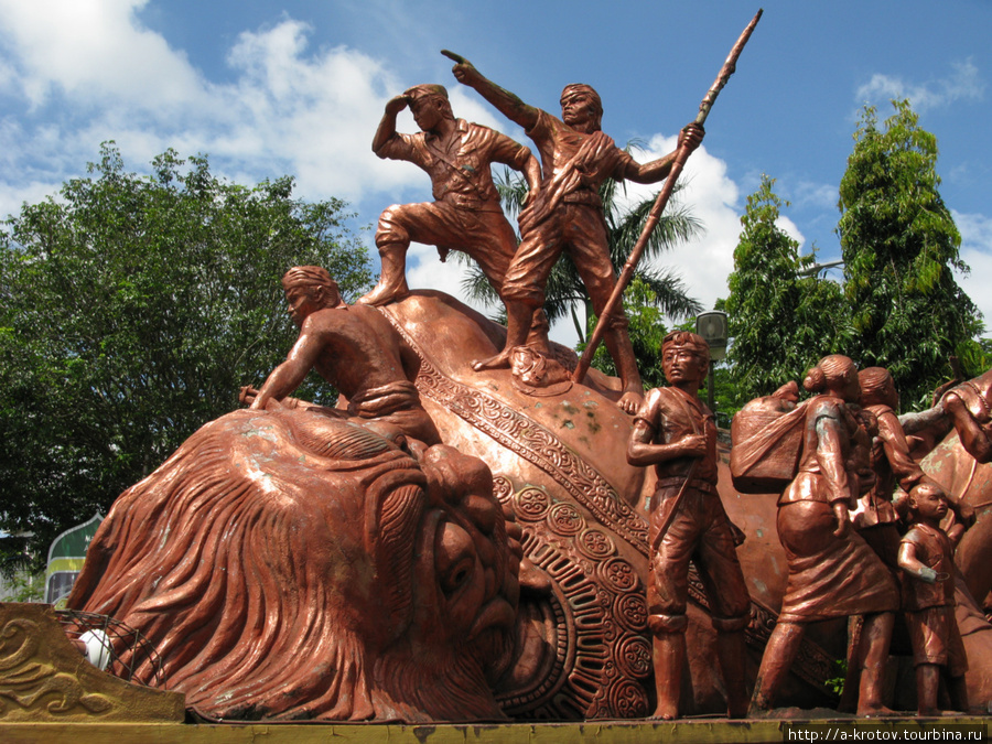 Страшный урод под ногами победителей олицетворяет колониальный режим! Маланг, Индонезия