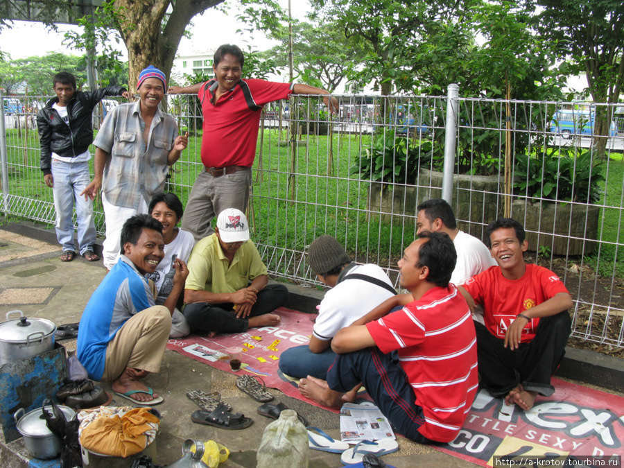 Водители маршруток отдыхают и играют в странные карты, ждут пока по расписанию им пора будет ехать Маланг, Индонезия