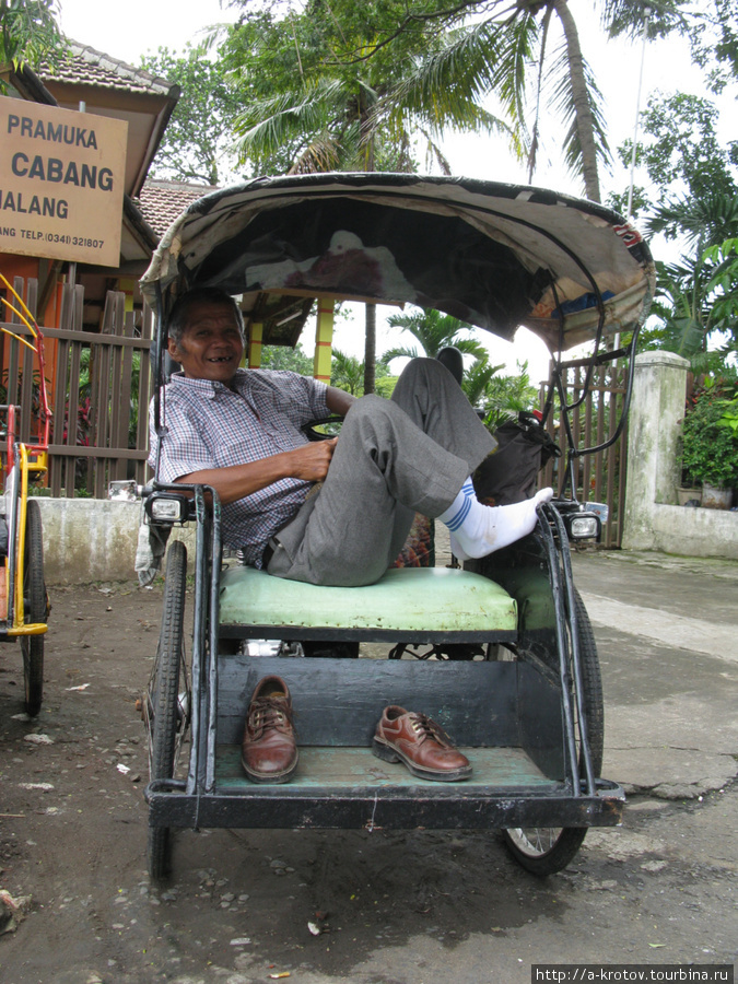 Педальные рикши еще сохранились в городе Маланг, Индонезия