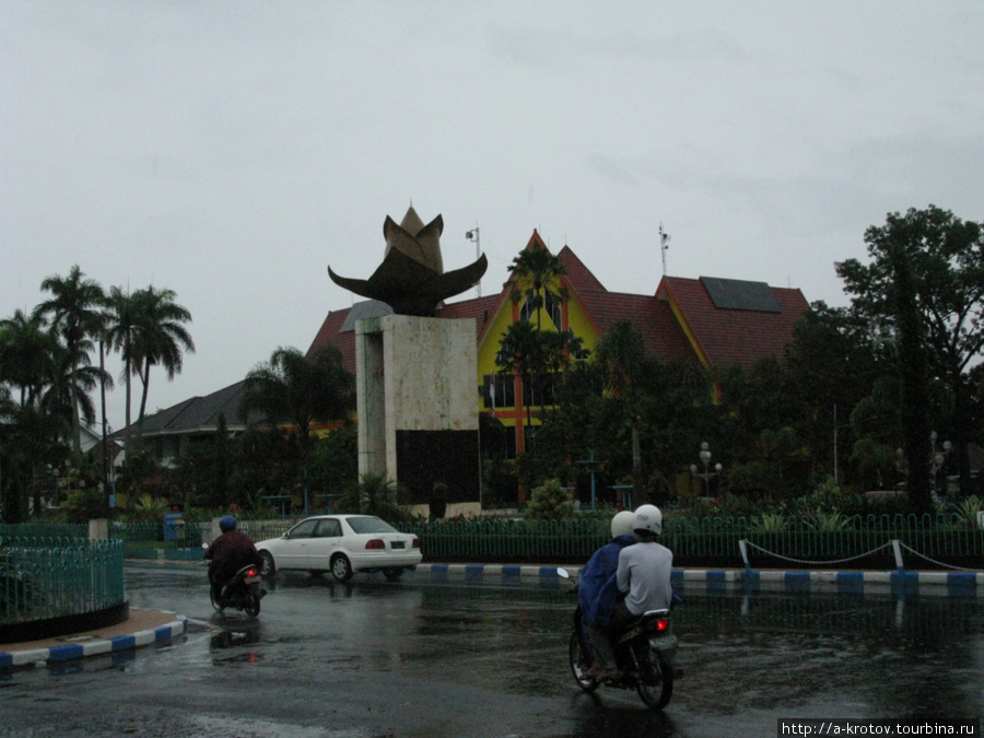 Памятник какому-то Тюльпану. Одна из центральных улиц Маланг, Индонезия