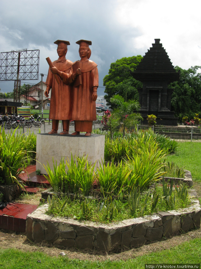 Памятник Образованщикам! Маланг, Индонезия