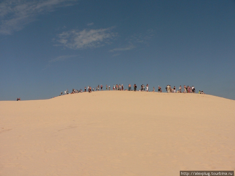 Взобраться на дюну — любимое развлечение туристов. Поморское воеводство, Польша