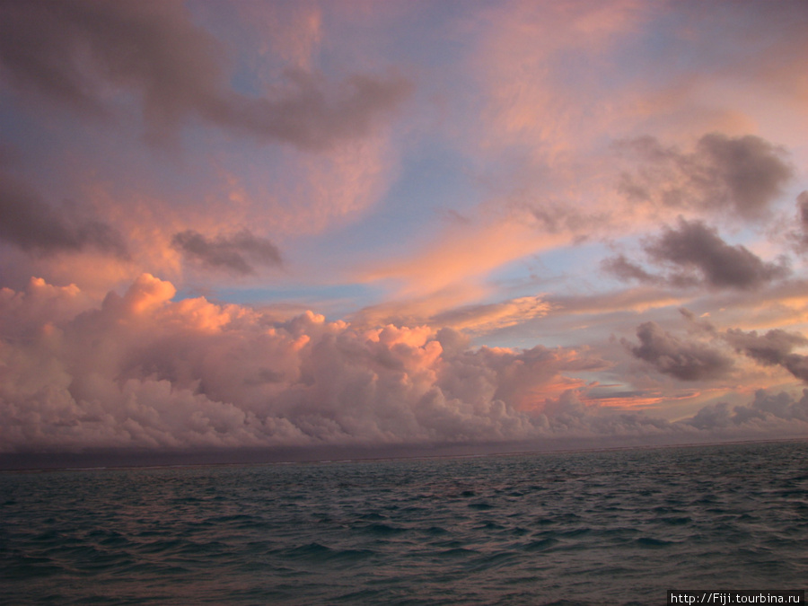 Говорят, на Мальдивских островах самые красивые закаты в мире. Стоимость проживания в бунгало, выходящего на  запад, на 10 % дороже. Моряки говорят, отгадка мальдивских закатов — в близости островов к экватору — там иначе свет преломляется. Мальдивские острова