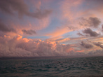 Говорят, на Мальдивских островах самые красивые закаты в мире. Стоимость проживания в бунгало, выходящего на  запад, на 10 % дороже. Моряки говорят, отгадка мальдивских закатов — в близости островов к экватору — там иначе свет преломляется.