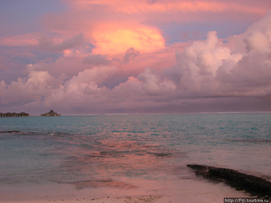 Заходящее солнце окрашивает в фантастически  нежные оттенки море, песок и восточную часть неба. Это   действо длится более часа, рекомендуется не покидать зрительный зал до конца представления — цвета, рисунки, оттенки — все в движении. Мальдивские острова
