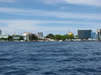 Столица Мальдив — Мале. Ударение на первый слог. Отдельный остров, отдаленный от всего мира и туристов город. Отправляться туда даже ради любопытства не стоит в 40-градусную жару.