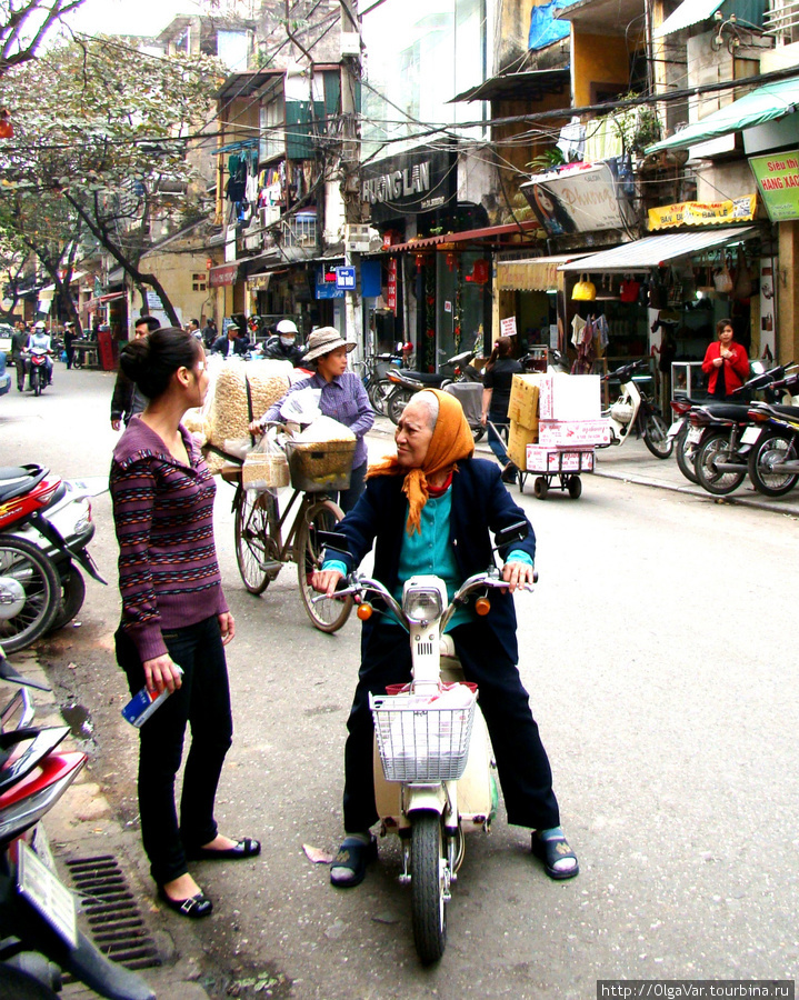 Попадались и великовозрастные байкерши, вполне гармонично смотревшиеся на своем байке Хошимин, Вьетнам