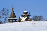 Дмитриевская церковь (Дмитрия Мироточивого 1780-1783 гг.) в деревне Щелейки расположена на возвышенности близ дороги Вознесенье-Петрозаводск. Она хорошо просматривается зимой с замерзшей поверхности  Онежского озера.