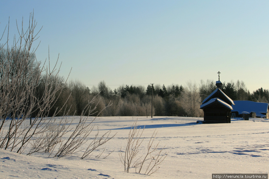 Никольская часовня в живописной деревне Гоморовичи. Мороз и солнце. Подпорожье, Россия