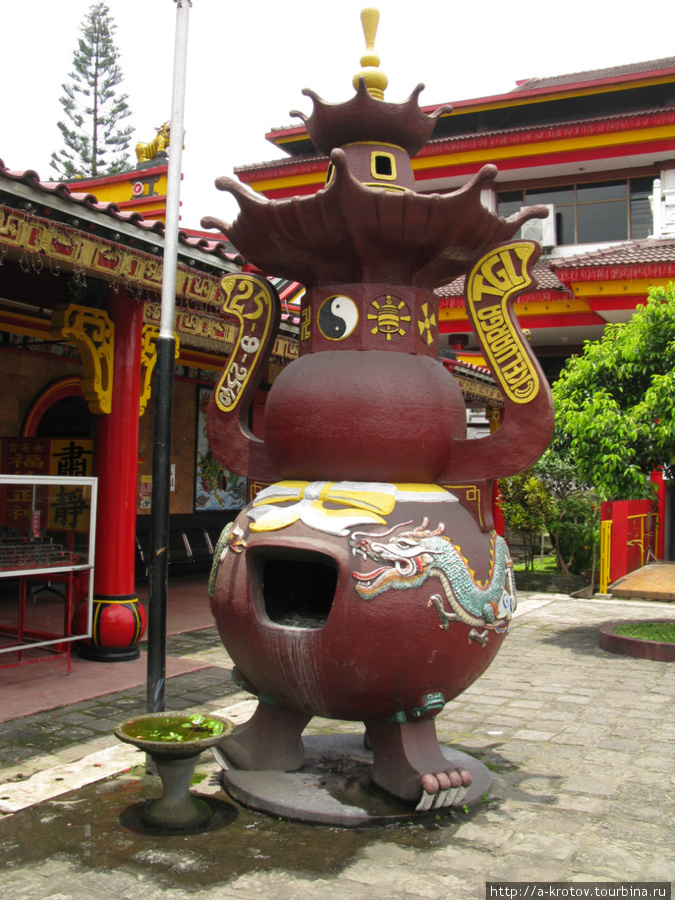Китайский храм (тысяча идолов!) в городе Маланг Маланг, Индонезия