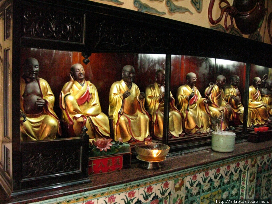 Внутри много комнаток с идолами, страшненькими Маланг, Индонезия