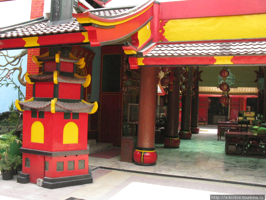 Китайский храм (тысяча идолов!) в городе Маланг Маланг, Индонезия