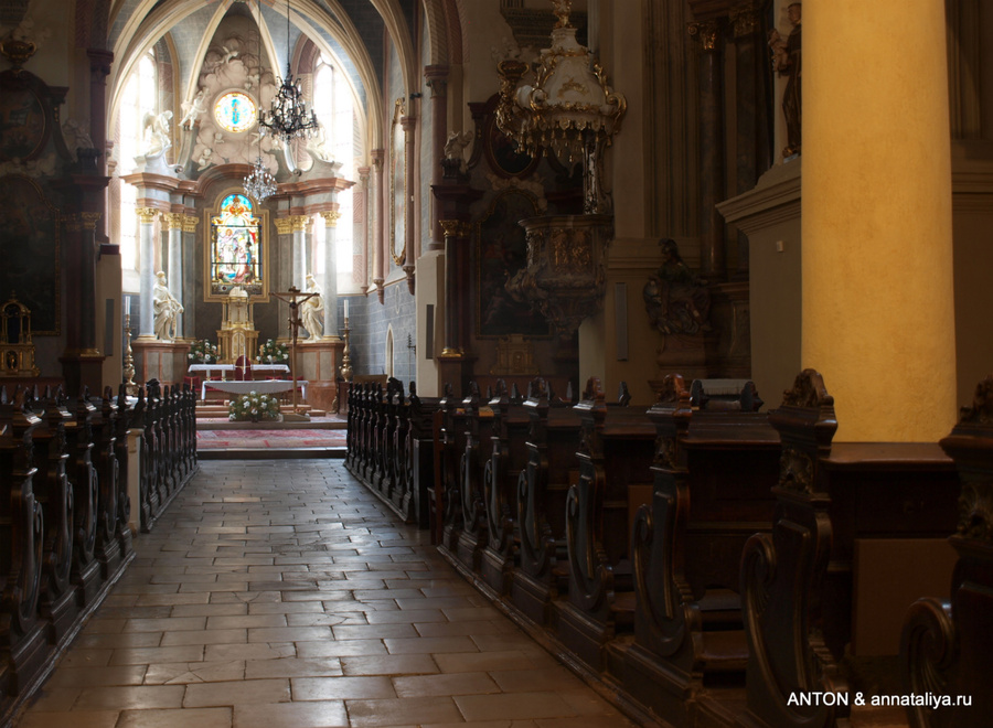 Францисканский костел внутри Братислава, Словакия