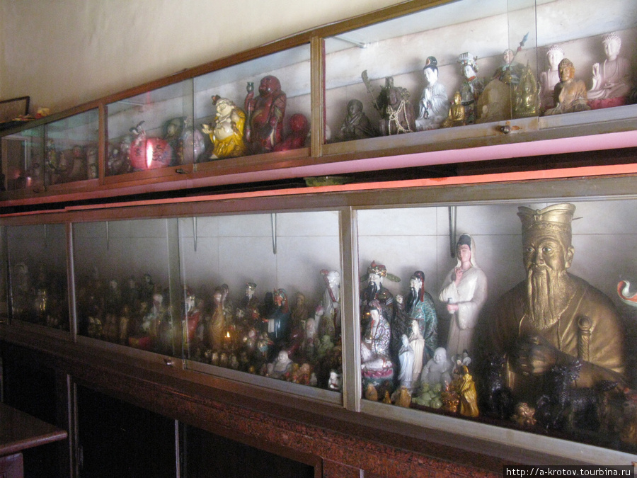 Галерея скульптур-идолов за стеклом, не то магазин — не то музей Маланг, Индонезия