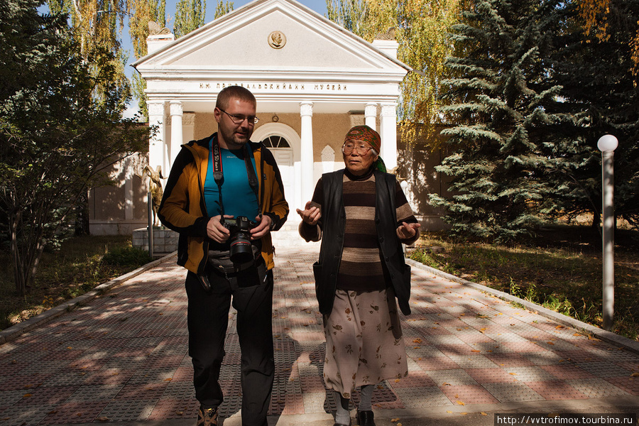 Паша Косенко и директор музея Мамбетова Джумакан Мамбетовна Каракол, Киргизия