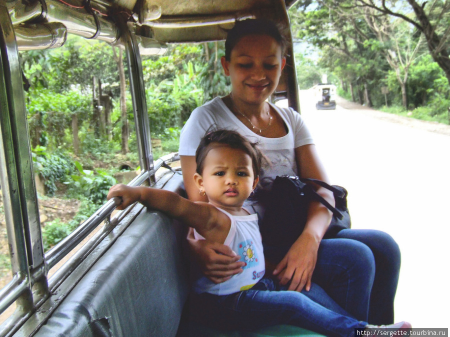 В джипни с мамой Пуэрто-Принсеса, остров Палаван, Филиппины