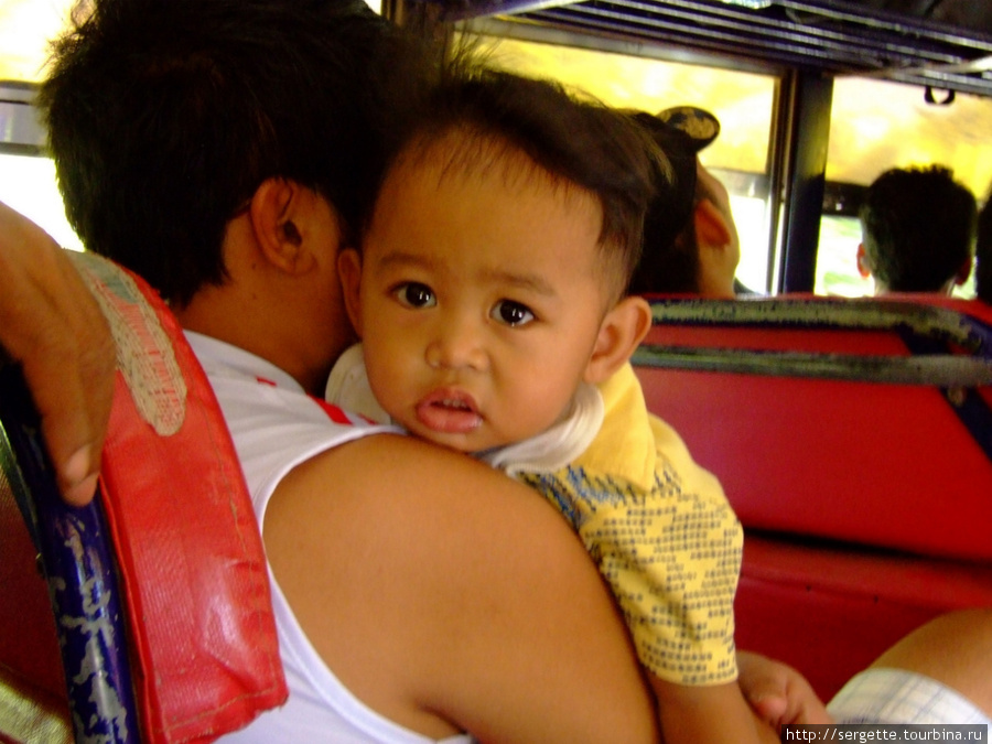 Автобус до Эль Нидо. На руках у папы Пуэрто-Принсеса, остров Палаван, Филиппины