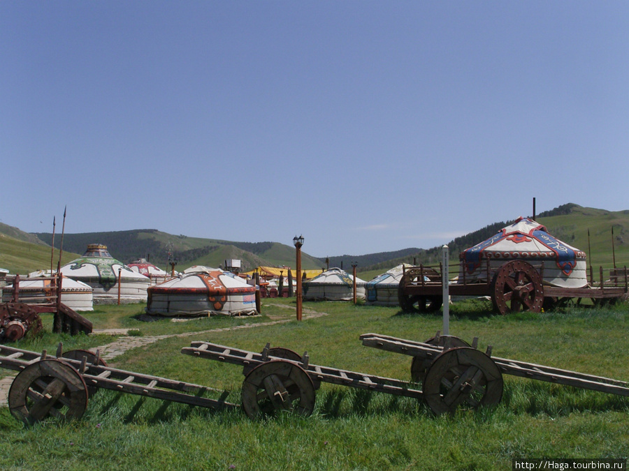 Туристическая база Чингис Хан Хурээ — ставка Чингис Хана расположен в пригороде Улан-Батора (в 25 км. от города) в западной части национального парка Богд-Хан_Уул. Улан-Батор, Монголия