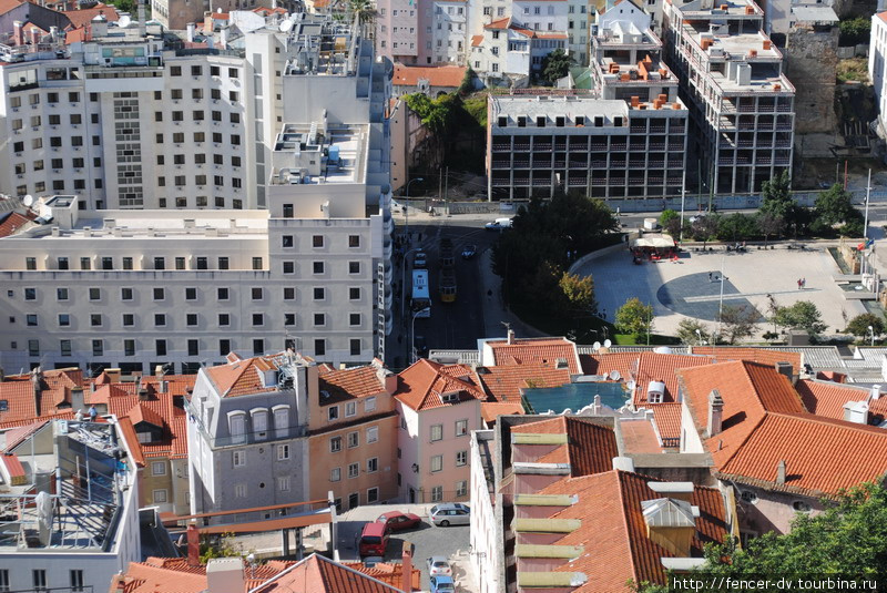 Ярки трамваи видны даже с большой высоты Лиссабон, Португалия