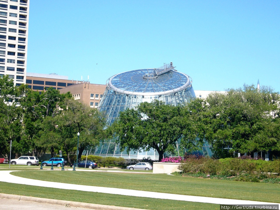 Это круглое здание — Центр тропических бабочек. Хьюстон, CША