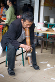 Традиционный китайский курительный прибор, что-то вроде бамбукового кальяна. С его помощью китайцы курят обычные сигареты, и делают это повсеместно, даже в автобусах.